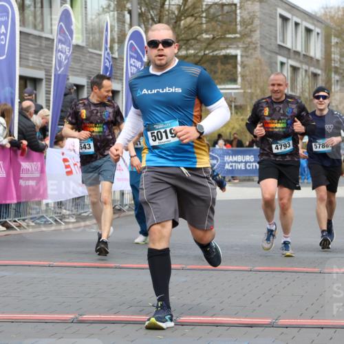 12.04.2026 - 45. Internationalen Wilhelmsburger Insellauf Strokosch-Dieckow http://msf.ph/oto/9460352 12.04.2026 13:19:35 Ziel 5019, 4543, 4793, 5786, 4112 meine-sportfotos.de