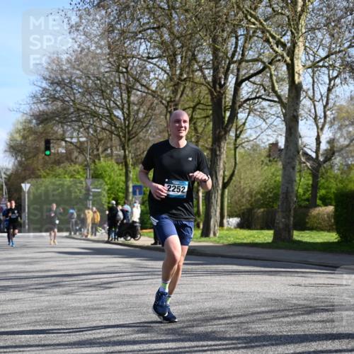 12.04.2026 - 45. Internationalen Wilhelmsburger Insellauf J. Mangold http://msf.ph/oto/9460353 12.04.2026 10:42:29 Ziel 2252, 3091, 5442, 5273, 5273, 2724, 2500, 3021, 5751, 5794, 3779, 3779, 5840, 2406, 4377, 3086, 3227, 4974, 5705, 2189, 5697 meine-sportfotos.de