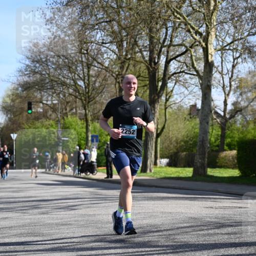 12.04.2026 - 45. Internationalen Wilhelmsburger Insellauf J. Mangold http://msf.ph/oto/9460356 12.04.2026 10:42:29 Ziel 2252, 3091, 5442, 5273, 5273, 2724, 2500, 3021, 5751, 5794, 3779, 3779, 5840, 2406, 4377, 3086, 3227, 4974, 5705, 2189, 5697 meine-sportfotos.de