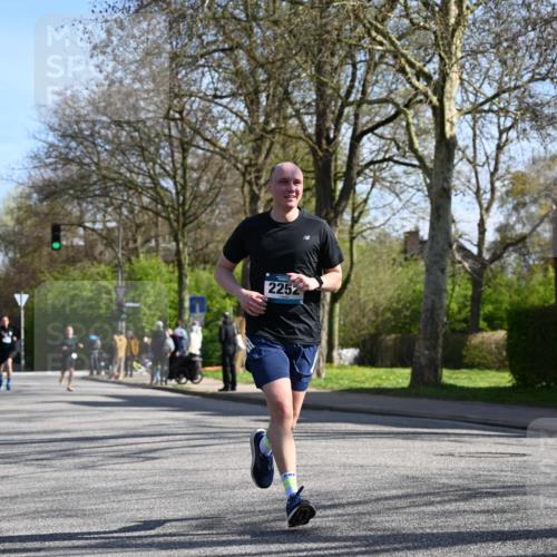 12.04.2026 - 45. Internationalen Wilhelmsburger Insellauf J. Mangold http://msf.ph/oto/9460357 12.04.2026 10:42:29 Ziel 2252, 3091, 5442, 5273, 5273, 2724, 2500, 3021, 5751, 5794, 3779, 3779, 5840, 2406, 4377, 3086, 3227, 4974, 5705, 2189, 5697 meine-sportfotos.de