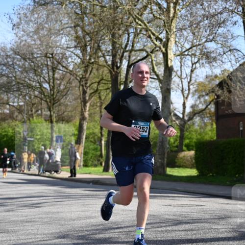12.04.2026 - 45. Internationalen Wilhelmsburger Insellauf J. Mangold http://msf.ph/oto/9460365 12.04.2026 10:42:30 Ziel 2252, 3091, 5442, 5273, 2724, 2500, 3021, 5751, 5794, 3779, 5840, 2406, 4377, 3086, 3227, 4974, 5705, 2189, 5697, 2813 meine-sportfotos.de