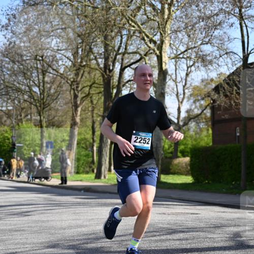 12.04.2026 - 45. Internationalen Wilhelmsburger Insellauf J. Mangold http://msf.ph/oto/9460367 12.04.2026 10:42:30 Ziel 2252, 3091, 5442, 5273, 2724, 2500, 3021, 5751, 5794, 3779, 5840, 2406, 4377, 3086, 3227, 4974, 5705, 2189, 5697, 2813 meine-sportfotos.de