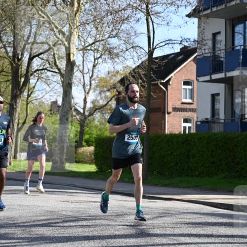 12.04.2026 - 45. Internationalen Wilhelmsburger Insellauf J. Mangold http://msf.ph/oto/9460388 12.04.2026 10:42:47 Ziel 5273, 2724, 2500, 3021, 5751, 5794, 3779, 5840, 2406, 4377, 3086, 3227, 4974, 5705, 2189, 5697, 2813, 4931, 3565, 5337, 2102, 2656, 2104, 5337, 2102, 2656, 2104, 5407, 5286, 2039 meine-sportfotos.de