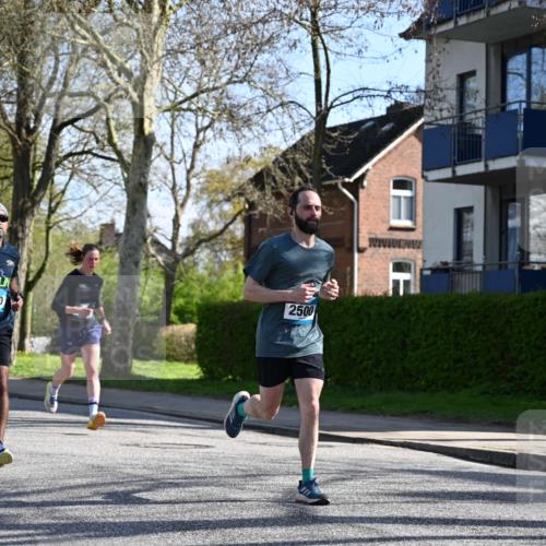 12.04.2026 - 45. Internationalen Wilhelmsburger Insellauf J. Mangold http://msf.ph/oto/9460389 12.04.2026 10:42:47 Ziel 5273, 2724, 2500, 3021, 5751, 5794, 3779, 5840, 2406, 4377, 3086, 3227, 4974, 5705, 2189, 5697, 2813, 4931, 3565, 5337, 2102, 2656, 2104, 5337, 2102, 2656, 2104, 5407, 5286, 2039 meine-sportfotos.de