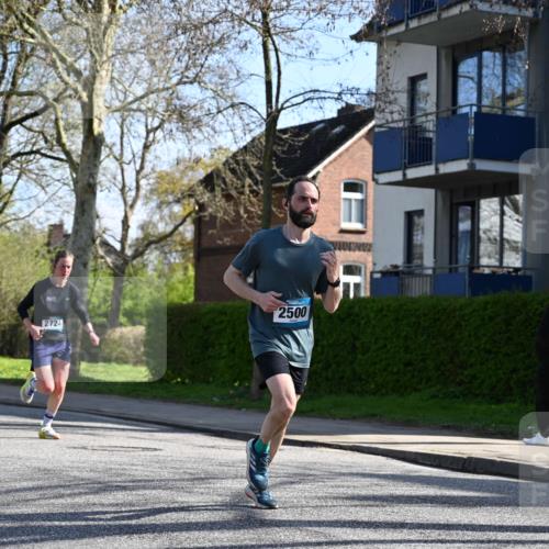 12.04.2026 - 45. Internationalen Wilhelmsburger Insellauf J. Mangold http://msf.ph/oto/9460394 12.04.2026 10:42:47 Ziel 5273, 2724, 2500, 3021, 5751, 5794, 3779, 5840, 2406, 4377, 3086, 3227, 4974, 5705, 2189, 5697, 2813, 4931, 3565, 5337, 2102, 2656, 2104, 5337, 2102, 2656, 2104, 5407, 5286, 2039 meine-sportfotos.de