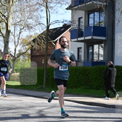 12.04.2026 - 45. Internationalen Wilhelmsburger Insellauf J. Mangold http://msf.ph/oto/9460396 12.04.2026 10:42:48 Ziel 5273, 2724, 2500, 3021, 5751, 5794, 3779, 5840, 2406, 2406, 4377, 3086, 3227, 4974, 5705, 2189, 5697, 2813, 4931, 3565, 5337, 2102, 2656, 2104, 5407, 5286, 2039 meine-sportfotos.de