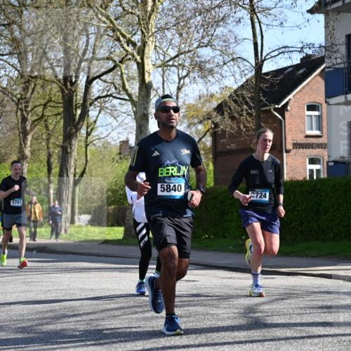 12.04.2026 - 45. Internationalen Wilhelmsburger Insellauf J. Mangold http://msf.ph/oto/9460402 12.04.2026 10:42:49 Ziel 5273, 2724, 2500, 3021, 5751, 5794, 3779, 5840, 2406, 4377, 4377, 3086, 3227, 4974, 5705, 2189, 5697, 2813, 4931, 3565, 5337, 2102, 2656, 2104, 5407, 5286, 2039 meine-sportfotos.de
