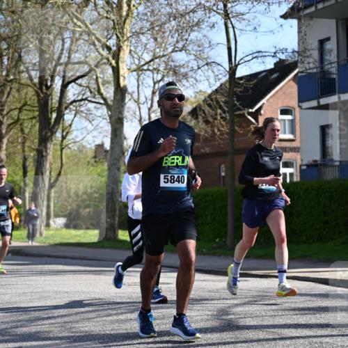 12.04.2026 - 45. Internationalen Wilhelmsburger Insellauf J. Mangold http://msf.ph/oto/9460405 12.04.2026 10:42:49 Ziel 5273, 2724, 2500, 3021, 5751, 5794, 3779, 5840, 2406, 4377, 4377, 3086, 3227, 4974, 5705, 2189, 5697, 2813, 4931, 3565, 5337, 2102, 2656, 2104, 5407, 5286, 2039 meine-sportfotos.de