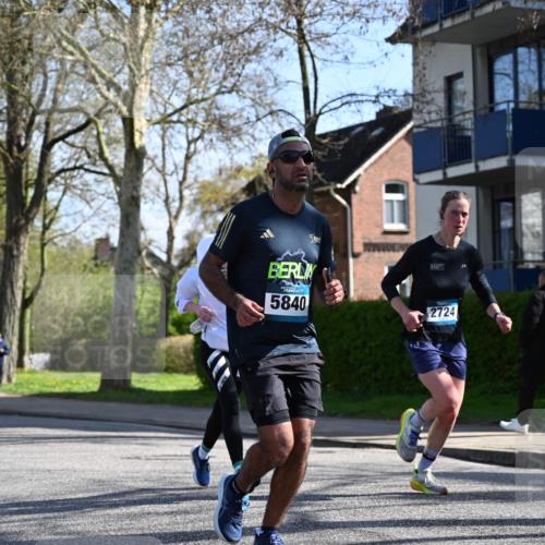 12.04.2026 - 45. Internationalen Wilhelmsburger Insellauf J. Mangold http://msf.ph/oto/9460408 12.04.2026 10:42:49 Ziel 5273, 2724, 2500, 3021, 5751, 5794, 3779, 5840, 2406, 4377, 4377, 3086, 3227, 4974, 5705, 2189, 5697, 2813, 4931, 3565, 5337, 2102, 2656, 2104, 5407, 5286, 2039 meine-sportfotos.de