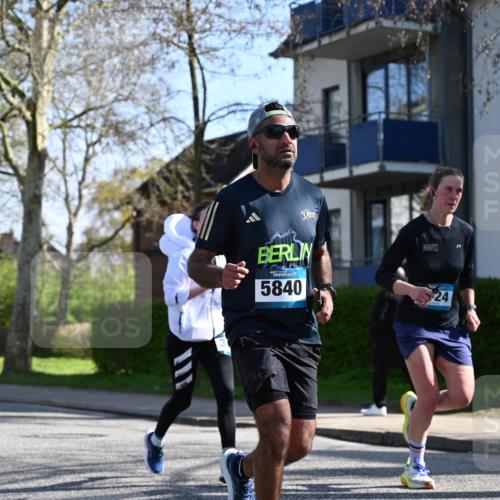 12.04.2026 - 45. Internationalen Wilhelmsburger Insellauf J. Mangold http://msf.ph/oto/9460415 12.04.2026 10:42:49 Ziel 5273, 2724, 2500, 3021, 5751, 5794, 3779, 5840, 2406, 4377, 4377, 3086, 3227, 4974, 5705, 2189, 5697, 2813, 4931, 3565, 5337, 2102, 2656, 2104, 5407, 5286, 2039 meine-sportfotos.de