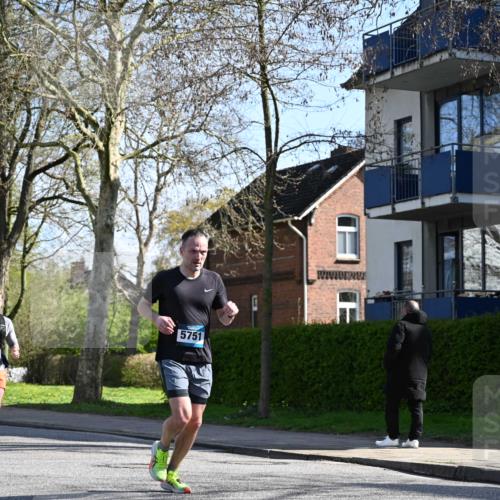 12.04.2026 - 45. Internationalen Wilhelmsburger Insellauf J. Mangold http://msf.ph/oto/9460418 12.04.2026 10:42:51 Ziel 5273, 2724, 2500, 3021, 5751, 5794, 3779, 5840, 2406, 4377, 3086, 3227, 4974, 3227, 4974, 5705, 2189, 5697, 2813, 4931, 3565, 5337, 2102, 2656, 2104, 5407, 5286, 2039 meine-sportfotos.de