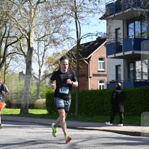 12.04.2026 - 45. Internationalen Wilhelmsburger Insellauf J. Mangold http://msf.ph/oto/9460421 12.04.2026 10:42:51 Ziel 5273, 2724, 2500, 3021, 5751, 5794, 3779, 5840, 2406, 4377, 3086, 3227, 4974, 3227, 4974, 5705, 2189, 5697, 2813, 4931, 3565, 5337, 2102, 2656, 2104, 5407, 5286, 2039 meine-sportfotos.de