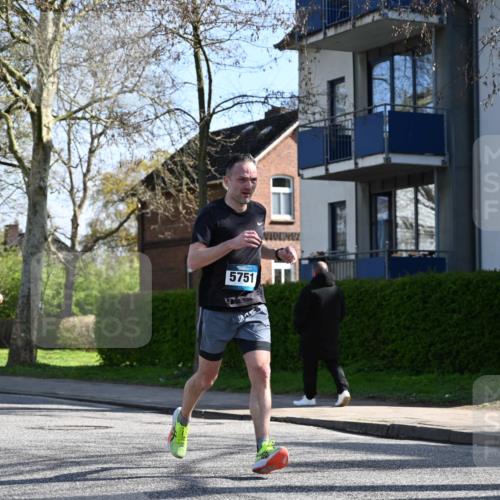 12.04.2026 - 45. Internationalen Wilhelmsburger Insellauf J. Mangold http://msf.ph/oto/9460427 12.04.2026 10:42:51 Ziel 5273, 2724, 2500, 3021, 5751, 5794, 3779, 5840, 2406, 4377, 3086, 3227, 4974, 3227, 4974, 5705, 2189, 5697, 2813, 4931, 3565, 5337, 2102, 2656, 2104, 5407, 5286, 2039 meine-sportfotos.de