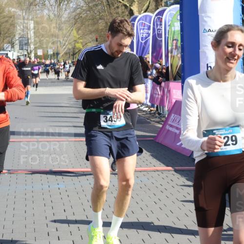 12.04.2026 - 45. Internationalen Wilhelmsburger Insellauf Strokosch-Dieckow http://msf.ph/oto/9460429 12.04.2026 10:50:21 Ziel 3329, 3459 meine-sportfotos.de