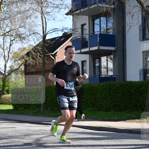 12.04.2026 - 45. Internationalen Wilhelmsburger Insellauf J. Mangold http://msf.ph/oto/9460430 12.04.2026 10:42:51 Ziel 5273, 2724, 2500, 3021, 5751, 5794, 3779, 5840, 2406, 4377, 3086, 3227, 4974, 3227, 4974, 5705, 2189, 5697, 2813, 4931, 3565, 5337, 2102, 2656, 2104, 5407, 5286, 2039 meine-sportfotos.de