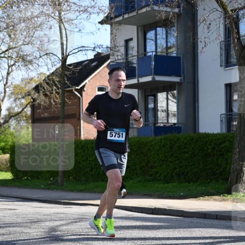 12.04.2026 - 45. Internationalen Wilhelmsburger Insellauf J. Mangold http://msf.ph/oto/9460432 12.04.2026 10:42:52 Ziel 5273, 2724, 2500, 3021, 5751, 5794, 3779, 5840, 2406, 4377, 3086, 3227, 4974, 5705, 5705, 2189, 5697, 2813, 4931, 3565, 5337, 2102, 2656, 2104, 5407, 5286, 5407, 5286, 2039, 3486 meine-sportfotos.de
