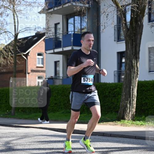 12.04.2026 - 45. Internationalen Wilhelmsburger Insellauf J. Mangold http://msf.ph/oto/9460439 12.04.2026 10:42:52 Ziel 5273, 2724, 2500, 3021, 5751, 5794, 3779, 5840, 2406, 4377, 3086, 3227, 4974, 5705, 5705, 2189, 5697, 2813, 4931, 3565, 5337, 2102, 2656, 2104, 5407, 5286, 5407, 5286, 2039, 3486 meine-sportfotos.de