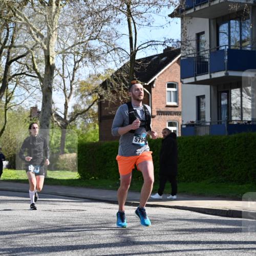 12.04.2026 - 45. Internationalen Wilhelmsburger Insellauf J. Mangold http://msf.ph/oto/9460441 12.04.2026 10:42:53 Ziel 5273, 2724, 2500, 3021, 5751, 5794, 3779, 5840, 2406, 4377, 3086, 3227, 4974, 5705, 2189, 5697, 2189, 5697, 2813, 4931, 3565, 5337, 2102, 2656, 2104, 5407, 5286, 2039, 3486 meine-sportfotos.de