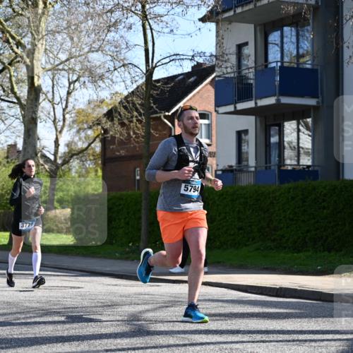 12.04.2026 - 45. Internationalen Wilhelmsburger Insellauf J. Mangold http://msf.ph/oto/9460444 12.04.2026 10:42:53 Ziel 5273, 2724, 2500, 3021, 5751, 5794, 3779, 5840, 2406, 4377, 3086, 3227, 4974, 5705, 2189, 5697, 2189, 5697, 2813, 4931, 3565, 5337, 2102, 2656, 2104, 5407, 5286, 2039, 3486 meine-sportfotos.de