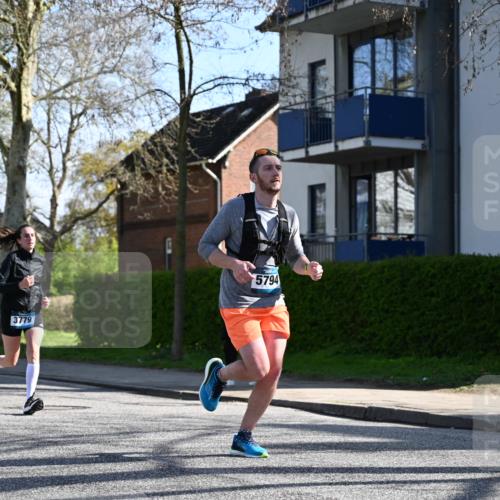12.04.2026 - 45. Internationalen Wilhelmsburger Insellauf J. Mangold http://msf.ph/oto/9460445 12.04.2026 10:42:53 Ziel 5273, 2724, 2500, 3021, 5751, 5794, 3779, 5840, 2406, 4377, 3086, 3227, 4974, 5705, 2189, 5697, 2189, 5697, 2813, 4931, 3565, 5337, 2102, 2656, 2104, 5407, 5286, 2039, 3486 meine-sportfotos.de