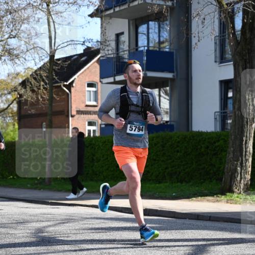 12.04.2026 - 45. Internationalen Wilhelmsburger Insellauf J. Mangold http://msf.ph/oto/9460451 12.04.2026 10:42:53 Ziel 5273, 2724, 2500, 3021, 5751, 5794, 3779, 5840, 2406, 4377, 3086, 3227, 4974, 5705, 2189, 5697, 2189, 5697, 2813, 4931, 3565, 5337, 2102, 2656, 2104, 5407, 5286, 2039, 3486 meine-sportfotos.de