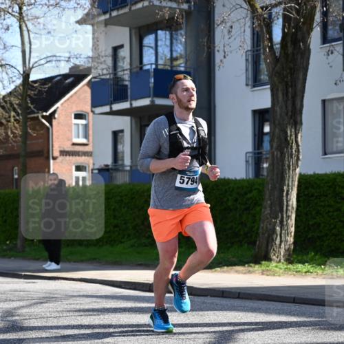 12.04.2026 - 45. Internationalen Wilhelmsburger Insellauf J. Mangold http://msf.ph/oto/9460453 12.04.2026 10:42:53 Ziel 5273, 2724, 2500, 3021, 5751, 5794, 3779, 5840, 2406, 4377, 3086, 3227, 4974, 5705, 2189, 5697, 2189, 5697, 2813, 4931, 3565, 5337, 2102, 2656, 2104, 5407, 5286, 2039, 3486 meine-sportfotos.de