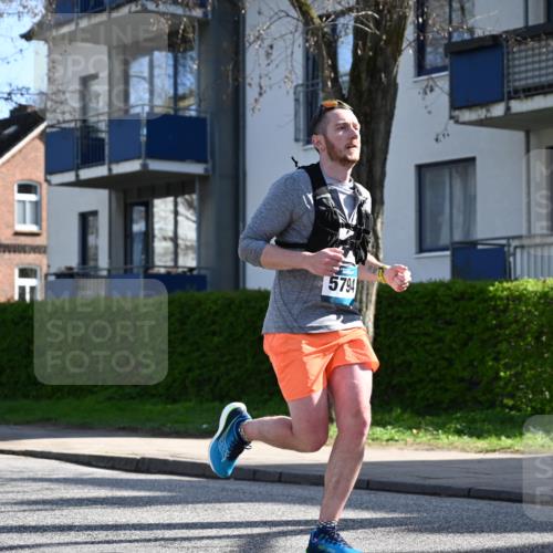 12.04.2026 - 45. Internationalen Wilhelmsburger Insellauf J. Mangold http://msf.ph/oto/9460457 12.04.2026 10:42:54 Ziel 5273, 2724, 2500, 3021, 5751, 5794, 3779, 5840, 2406, 4377, 3086, 3227, 4974, 5705, 2189, 5697, 2813, 2813, 4931, 3565, 5337, 2102, 2656, 2104, 5407, 5286, 2039, 3486 meine-sportfotos.de