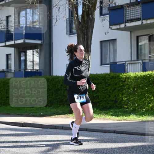 12.04.2026 - 45. Internationalen Wilhelmsburger Insellauf J. Mangold http://msf.ph/oto/9460464 12.04.2026 10:42:55 Ziel 2724, 2500, 3021, 5751, 5794, 3779, 5840, 2406, 4377, 3086, 3227, 4974, 5705, 2189, 5697, 2813, 4931, 3565, 5337, 2102, 2656, 2104, 5407, 5286, 2039, 2039, 3486, 4428 meine-sportfotos.de