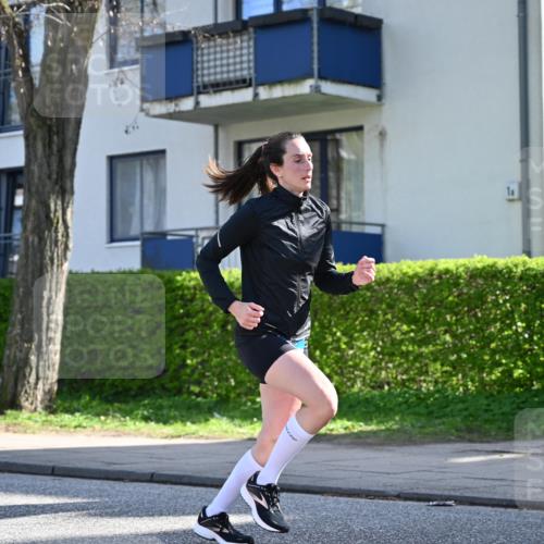 12.04.2026 - 45. Internationalen Wilhelmsburger Insellauf J. Mangold http://msf.ph/oto/9460473 12.04.2026 10:42:55 Ziel 2724, 2500, 3021, 5751, 5794, 3779, 5840, 2406, 4377, 3086, 3227, 4974, 5705, 2189, 5697, 2813, 4931, 3565, 5337, 2102, 2656, 2104, 5407, 5286, 2039, 2039, 3486, 4428 meine-sportfotos.de