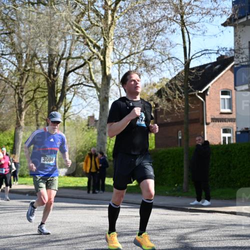 12.04.2026 - 45. Internationalen Wilhelmsburger Insellauf J. Mangold http://msf.ph/oto/9460491 12.04.2026 10:42:59 Ziel 2724, 2500, 3021, 5751, 5794, 3779, 5840, 2406, 4377, 3086, 3227, 4974, 5705, 2189, 5697, 2813, 4931, 3565, 5337, 2102, 2656, 2104, 5337, 2102, 2656, 2104, 5407, 5286, 2039, 3486, 4428, 3022, 4349 meine-sportfotos.de