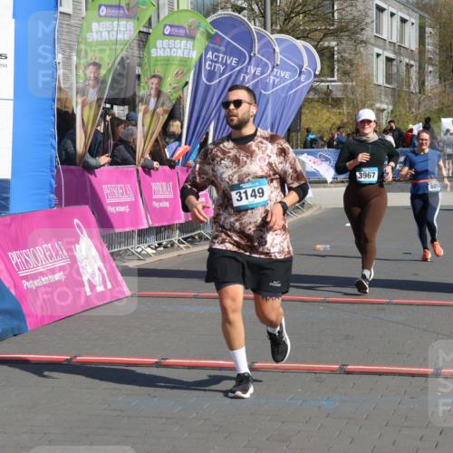 12.04.2026 - 45. Internationalen Wilhelmsburger Insellauf Strokosch-Dieckow http://msf.ph/oto/9460499 12.04.2026 11:07:54 Ziel 3149, 3967, 4856 meine-sportfotos.de