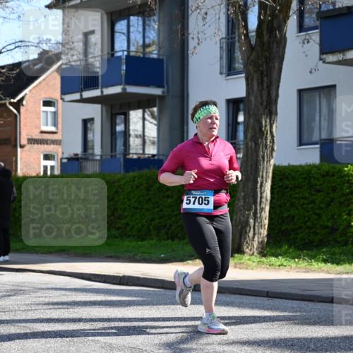12.04.2026 - 45. Internationalen Wilhelmsburger Insellauf J. Mangold http://msf.ph/oto/9460545 12.04.2026 10:43:04 Ziel 5794, 3779, 5840, 2406, 4377, 3086, 3227, 4974, 5705, 2189, 5697, 2813, 4931, 3565, 5337, 2102, 2656, 2104, 5407, 5286, 5407, 5286, 2039, 3486, 3486, 4428, 3022, 4349 meine-sportfotos.de