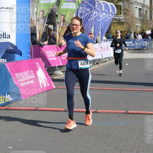 12.04.2026 - 45. Internationalen Wilhelmsburger Insellauf Strokosch-Dieckow http://msf.ph/oto/9460549 12.04.2026 11:07:58 Ziel 3967, 4856, 3295 meine-sportfotos.de