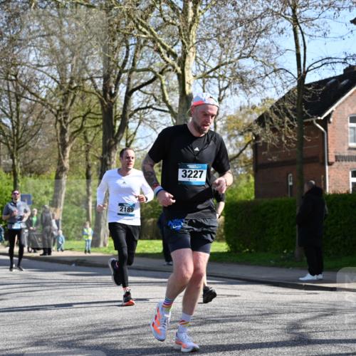 12.04.2026 - 45. Internationalen Wilhelmsburger Insellauf J. Mangold http://msf.ph/oto/9460552 12.04.2026 10:43:05 Ziel 3779, 5840, 2406, 4377, 3086, 3227, 4974, 5705, 2189, 5697, 2813, 4931, 3565, 5337, 2102, 2656, 2104, 5407, 5286, 2039, 3486, 4428, 3022, 4349 meine-sportfotos.de