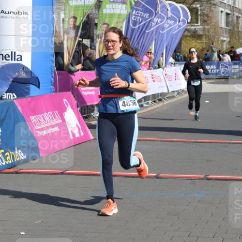 12.04.2026 - 45. Internationalen Wilhelmsburger Insellauf Strokosch-Dieckow http://msf.ph/oto/9460566 12.04.2026 11:07:58 Ziel 3967, 4856, 3295 meine-sportfotos.de