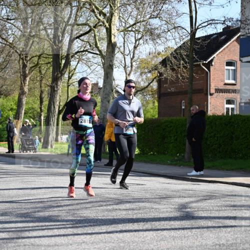 12.04.2026 - 45. Internationalen Wilhelmsburger Insellauf J. Mangold http://msf.ph/oto/9460577 12.04.2026 10:43:09 Ziel 5840, 2406, 4377, 3086, 3227, 4974, 5705, 2189, 5697, 2813, 4931, 3565, 5337, 2102, 2656, 2104, 5407, 5286, 2039, 3486, 4428, 3022, 3022, 4349 meine-sportfotos.de