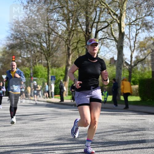 12.04.2026 - 45. Internationalen Wilhelmsburger Insellauf J. Mangold http://msf.ph/oto/9460595 12.04.2026 10:43:11 Ziel 2406, 4377, 3086, 3227, 4974, 5705, 2189, 5697, 2813, 4931, 3565, 5337, 2102, 2656, 2104, 5407, 5286, 2039, 3486, 4428, 3022, 4349, 4349, 2065 meine-sportfotos.de