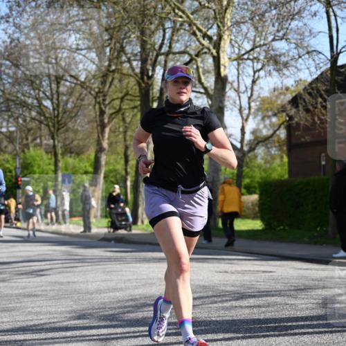 12.04.2026 - 45. Internationalen Wilhelmsburger Insellauf J. Mangold http://msf.ph/oto/9460598 12.04.2026 10:43:11 Ziel 2406, 4377, 3086, 3227, 4974, 5705, 2189, 5697, 2813, 4931, 3565, 5337, 2102, 2656, 2104, 5407, 5286, 2039, 3486, 4428, 3022, 4349, 4349, 2065 meine-sportfotos.de