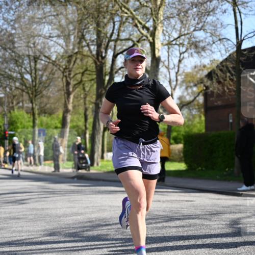12.04.2026 - 45. Internationalen Wilhelmsburger Insellauf J. Mangold http://msf.ph/oto/9460600 12.04.2026 10:43:11 Ziel 2406, 4377, 3086, 3227, 4974, 5705, 2189, 5697, 2813, 4931, 3565, 5337, 2102, 2656, 2104, 5407, 5286, 2039, 3486, 4428, 3022, 4349, 4349, 2065 meine-sportfotos.de