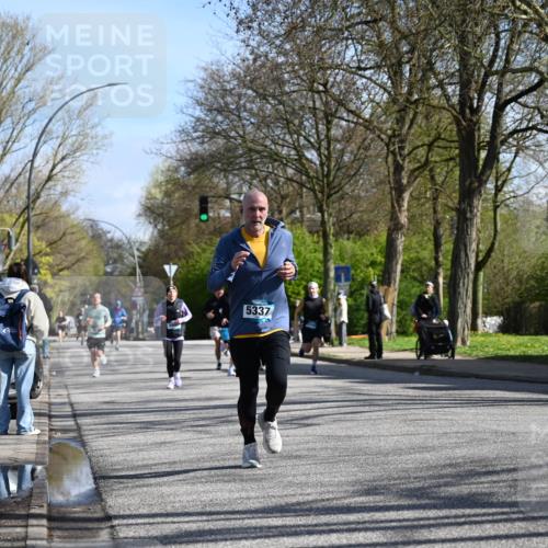 12.04.2026 - 45. Internationalen Wilhelmsburger Insellauf J. Mangold http://msf.ph/oto/9460601 12.04.2026 10:43:12 Ziel 2406, 4377, 3086, 3227, 4974, 5705, 2189, 5697, 2813, 4931, 3565, 5337, 2102, 2656, 2104, 5407, 5286, 2039, 3486, 4428, 3022, 4349, 2065 meine-sportfotos.de