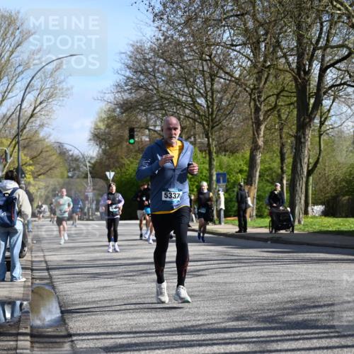 12.04.2026 - 45. Internationalen Wilhelmsburger Insellauf J. Mangold http://msf.ph/oto/9460603 12.04.2026 10:43:12 Ziel 2406, 4377, 3086, 3227, 4974, 5705, 2189, 5697, 2813, 4931, 3565, 5337, 2102, 2656, 2104, 5407, 5286, 2039, 3486, 4428, 3022, 4349, 2065 meine-sportfotos.de