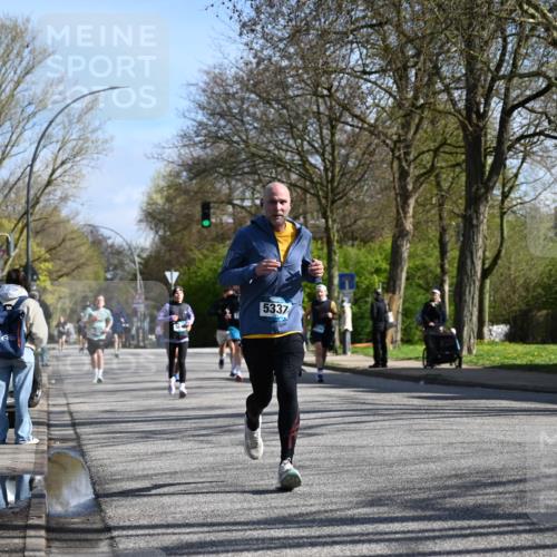 12.04.2026 - 45. Internationalen Wilhelmsburger Insellauf J. Mangold http://msf.ph/oto/9460605 12.04.2026 10:43:12 Ziel 2406, 4377, 3086, 3227, 4974, 5705, 2189, 5697, 2813, 4931, 3565, 5337, 2102, 2656, 2104, 5407, 5286, 2039, 3486, 4428, 3022, 4349, 2065 meine-sportfotos.de