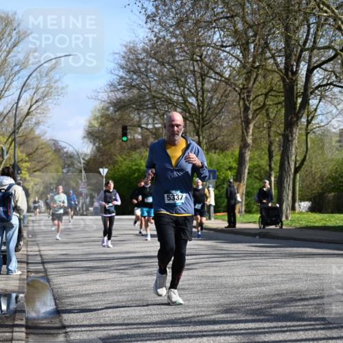 12.04.2026 - 45. Internationalen Wilhelmsburger Insellauf J. Mangold http://msf.ph/oto/9460609 12.04.2026 10:43:12 Ziel 2406, 4377, 3086, 3227, 4974, 5705, 2189, 5697, 2813, 4931, 3565, 5337, 2102, 2656, 2104, 5407, 5286, 2039, 3486, 4428, 3022, 4349, 2065 meine-sportfotos.de