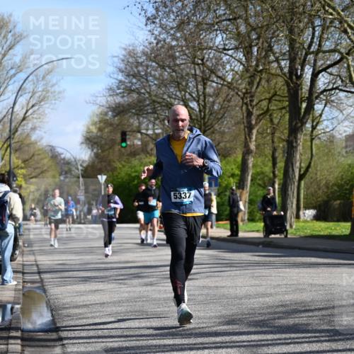 12.04.2026 - 45. Internationalen Wilhelmsburger Insellauf J. Mangold http://msf.ph/oto/9460611 12.04.2026 10:43:12 Ziel 2406, 4377, 3086, 3227, 4974, 5705, 2189, 5697, 2813, 4931, 3565, 5337, 2102, 2656, 2104, 5407, 5286, 2039, 3486, 4428, 3022, 4349, 2065 meine-sportfotos.de