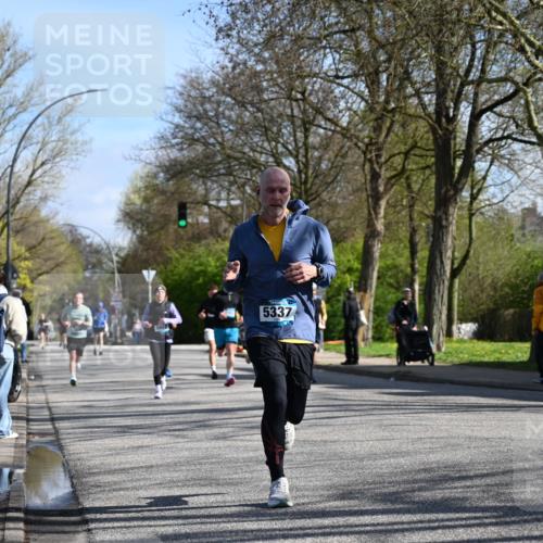 12.04.2026 - 45. Internationalen Wilhelmsburger Insellauf J. Mangold http://msf.ph/oto/9460615 12.04.2026 10:43:12 Ziel 2406, 4377, 3086, 3227, 4974, 5705, 2189, 5697, 2813, 4931, 3565, 5337, 2102, 2656, 2104, 5407, 5286, 2039, 3486, 4428, 3022, 4349, 2065 meine-sportfotos.de