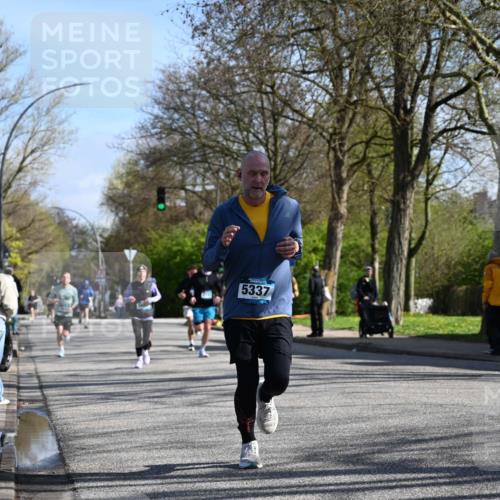 12.04.2026 - 45. Internationalen Wilhelmsburger Insellauf J. Mangold http://msf.ph/oto/9460616 12.04.2026 10:43:12 Ziel 2406, 4377, 3086, 3227, 4974, 5705, 2189, 5697, 2813, 4931, 3565, 5337, 2102, 2656, 2104, 5407, 5286, 2039, 3486, 4428, 3022, 4349, 2065 meine-sportfotos.de