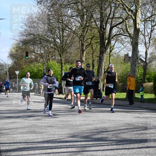 12.04.2026 - 45. Internationalen Wilhelmsburger Insellauf J. Mangold http://msf.ph/oto/9460627 12.04.2026 10:43:15 Ziel 3086, 3227, 4974, 5705, 2189, 5697, 2813, 4931, 3565, 5337, 2102, 2656, 2104, 5407, 5286, 2039, 3486, 4428, 3022, 4349, 2065, 3345, 2073 meine-sportfotos.de