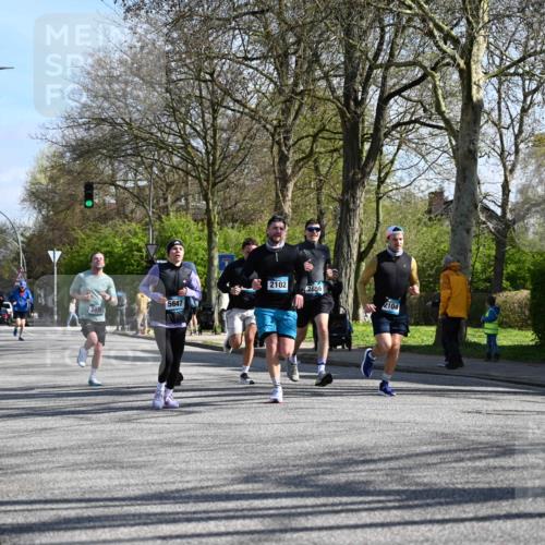 12.04.2026 - 45. Internationalen Wilhelmsburger Insellauf J. Mangold http://msf.ph/oto/9460629 12.04.2026 10:43:15 Ziel 3086, 3227, 4974, 5705, 2189, 5697, 2813, 4931, 3565, 5337, 2102, 2656, 2104, 5407, 5286, 2039, 3486, 4428, 3022, 4349, 2065, 3345, 2073 meine-sportfotos.de