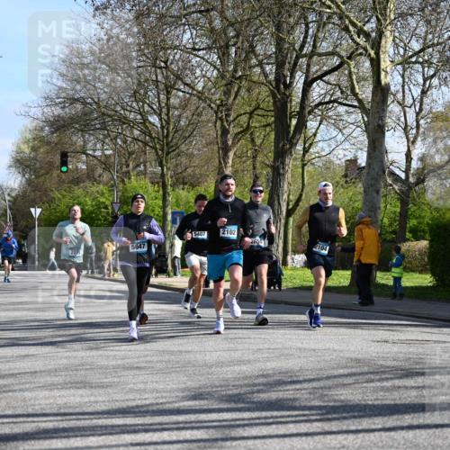 12.04.2026 - 45. Internationalen Wilhelmsburger Insellauf J. Mangold http://msf.ph/oto/9460631 12.04.2026 10:43:15 Ziel 3086, 3227, 4974, 5705, 2189, 5697, 2813, 4931, 3565, 5337, 2102, 2656, 2104, 5407, 5286, 2039, 3486, 4428, 3022, 4349, 2065, 3345, 2073 meine-sportfotos.de