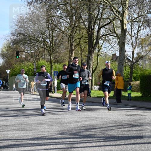 12.04.2026 - 45. Internationalen Wilhelmsburger Insellauf J. Mangold http://msf.ph/oto/9460632 12.04.2026 10:43:15 Ziel 3086, 3227, 4974, 5705, 2189, 5697, 2813, 4931, 3565, 5337, 2102, 2656, 2104, 5407, 5286, 2039, 3486, 4428, 3022, 4349, 2065, 3345, 2073 meine-sportfotos.de